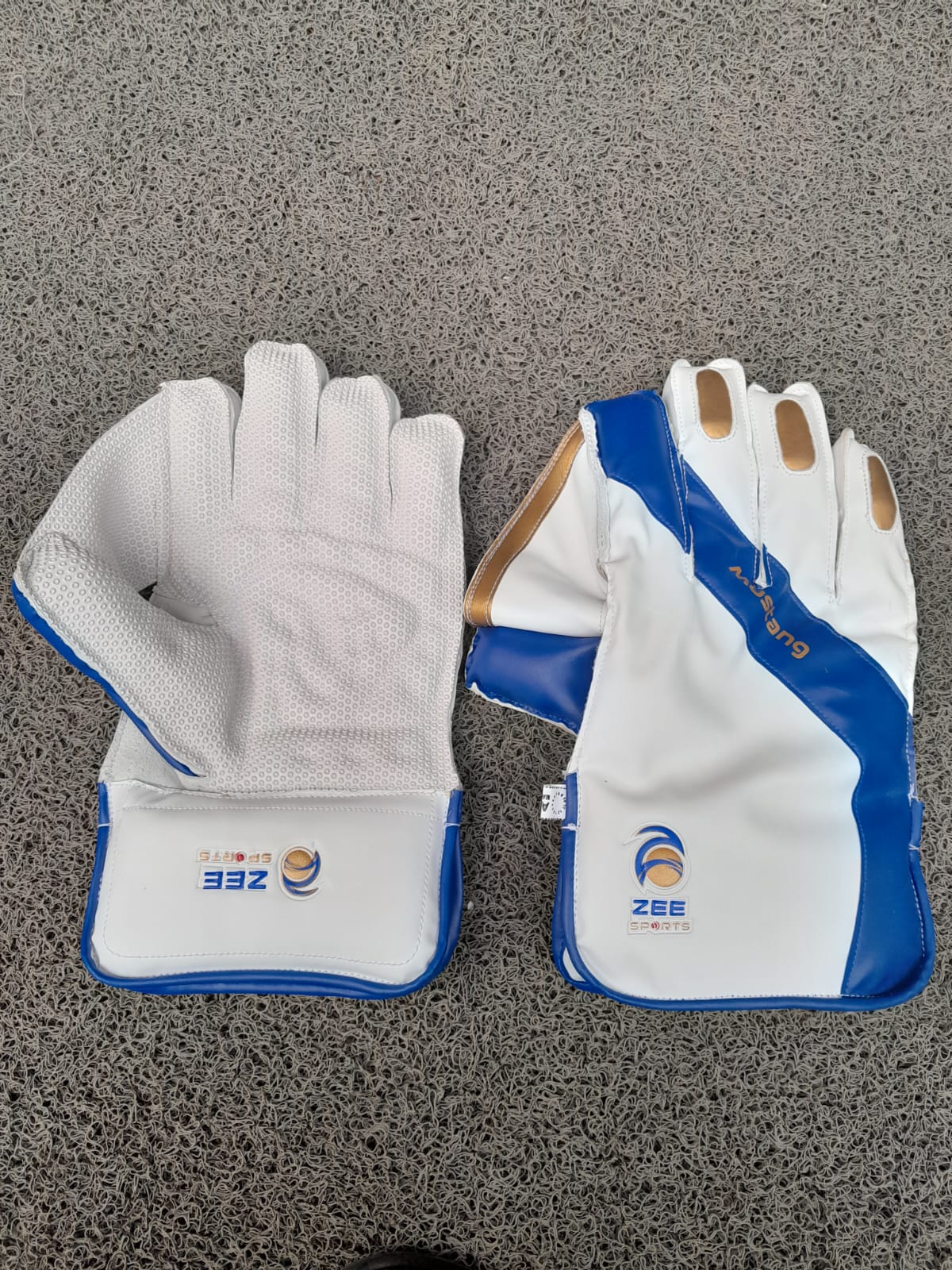 Zee Sports Wicket Keeping Gloves, Model Mustang 3-Star, Adult